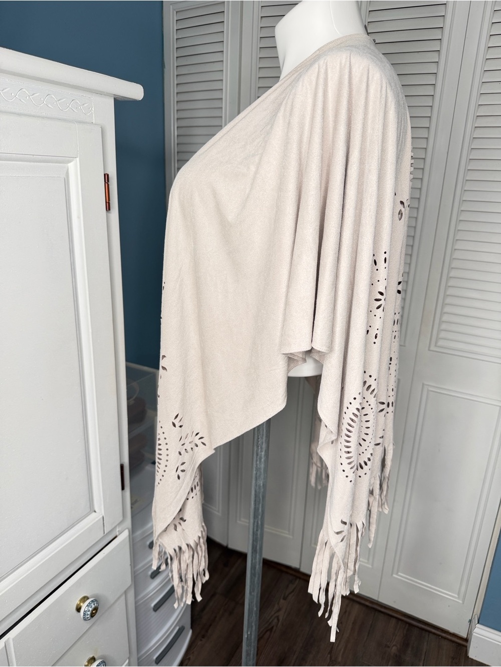 Chicos Taupe Micro Suede Laser Cut Cardigan Shawl Fringe Tan One Size - Picture 3 of 7